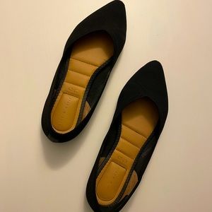Pointed toe black flats